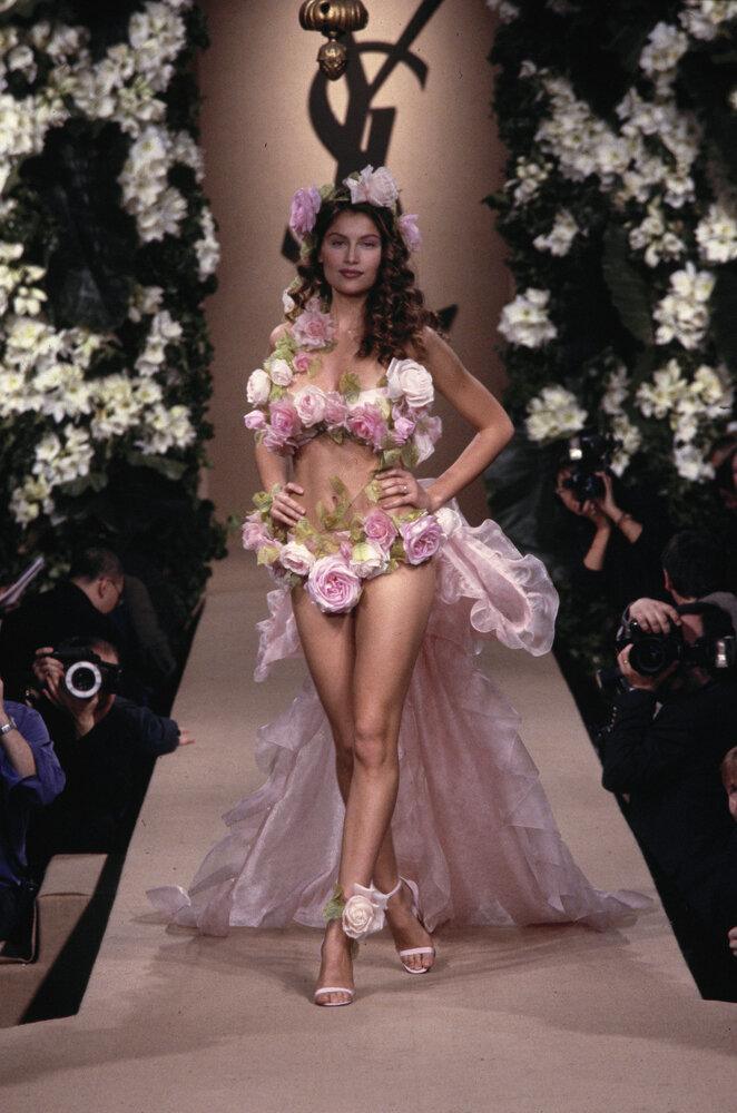 Robe de mariée Yves Saint Laurent portée par Laetitia Casta. Collection haute couture printemps-été 1999. Photographie de Guy Marineau © Yves Saint Laurent © Guy Marineau.