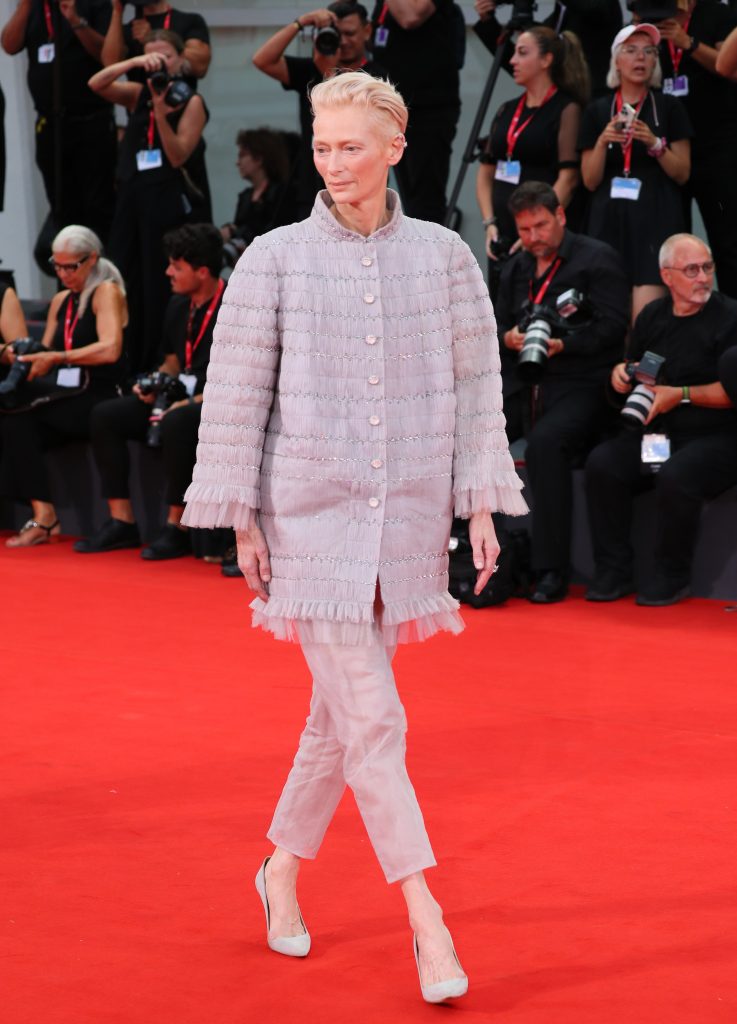 Tilda Swinton en manteau Chanel à la Mostra de Venise le 2 septembre 2024 © JB Lacroix/FilmMagic.