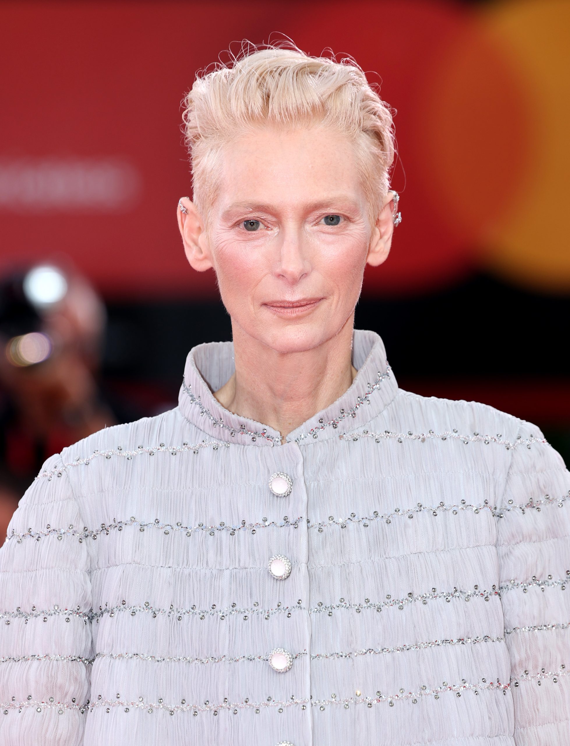 Tilda Swinton en manteau Chanel à la Mostra de Venise le 2 septembre 2024 © Daniele Venturelli/WireImage.