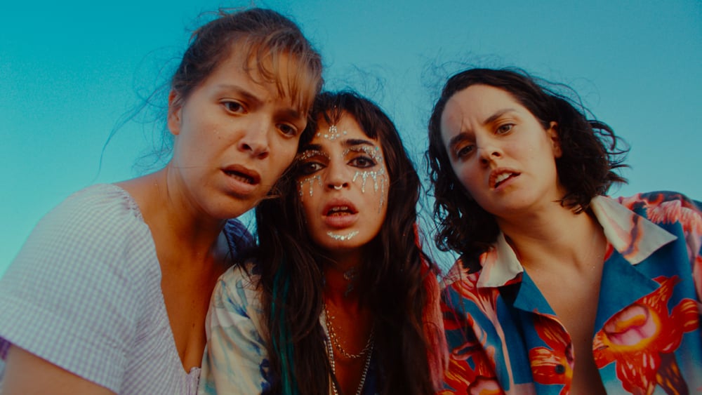 Souheila Yacoub, Sanda Codreanu et Noémie Merlant dans Les Femmes au balcon (2024).