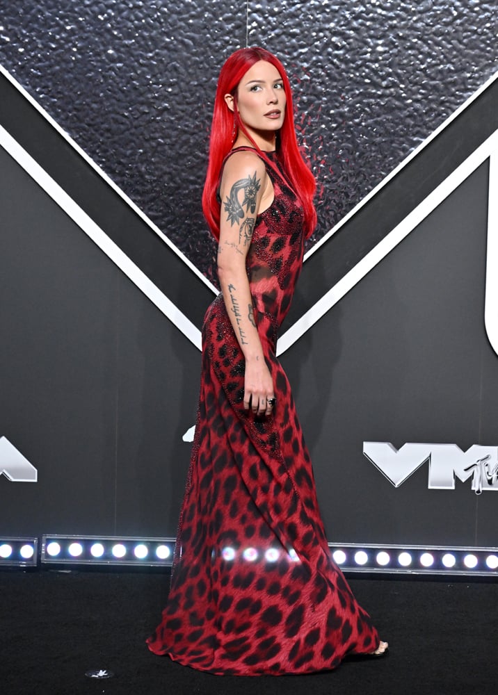 Halsey en Versace sur le tapis rouge des VMAs 2024 © Photo de Axelle/Bauer-Griffin/FilmMagic.