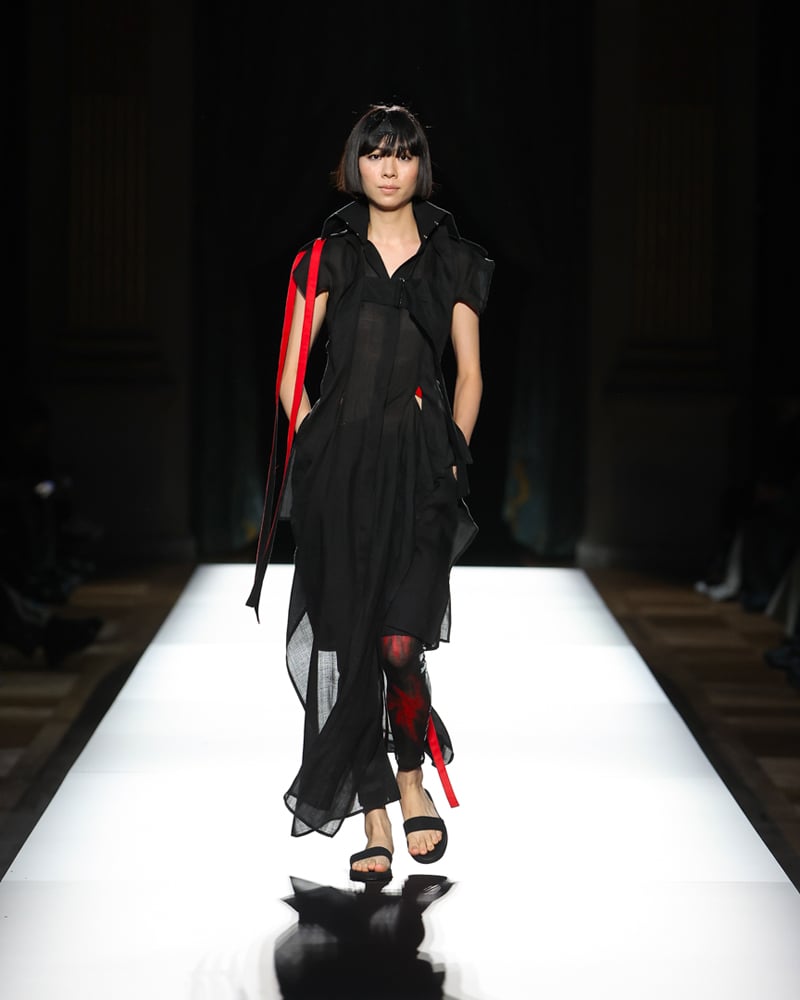 Le défilé Yohji Yamamoto printemps-été 2025.