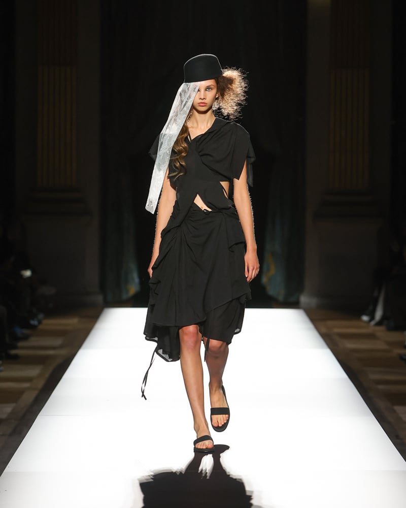 Le défilé Yohji Yamamoto printemps-été 2025.