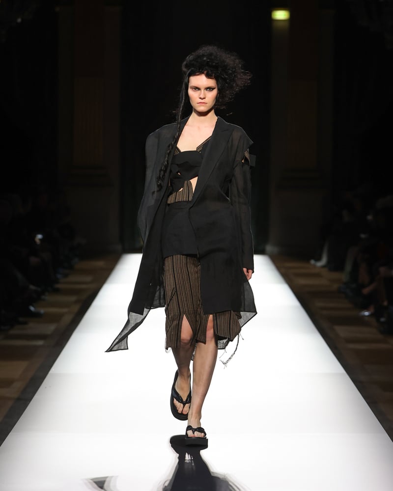 Le défilé Yohji Yamamoto printemps-été 2025.