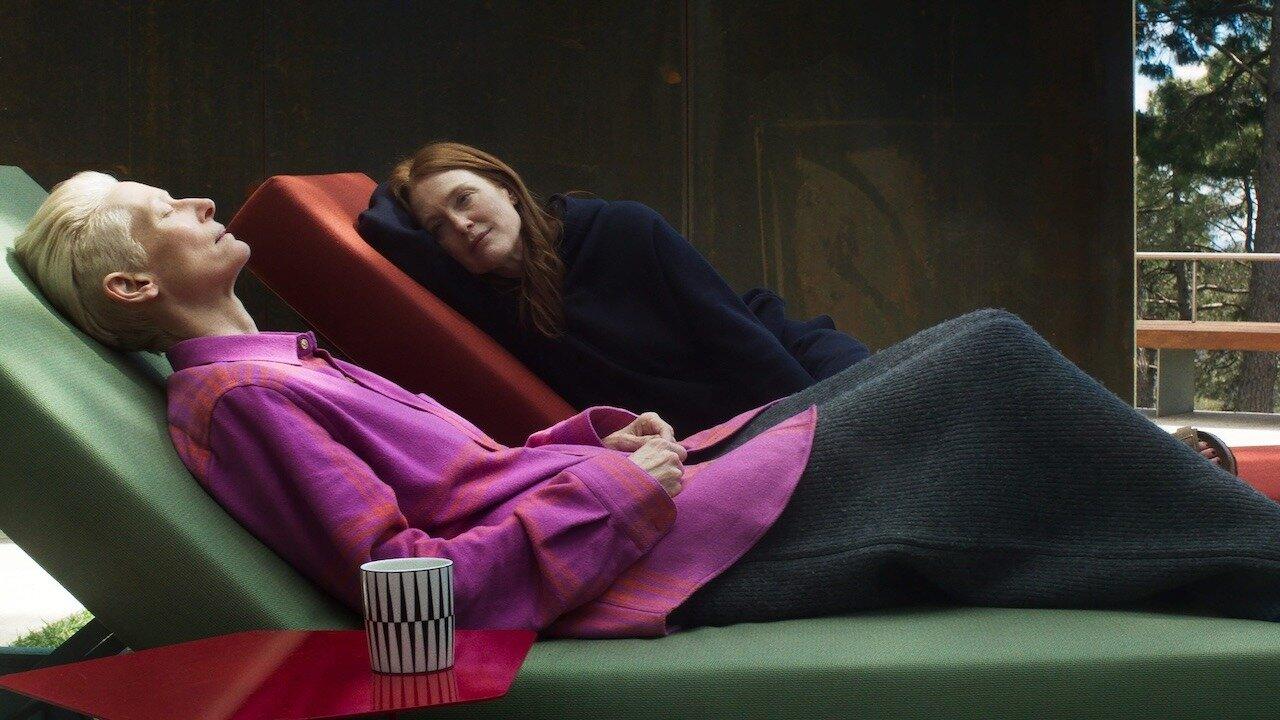 Tilda Swinton et Julianne Moore dans La Chambre d'à côté (2025) de Pedro Almodóvar © Pathé.