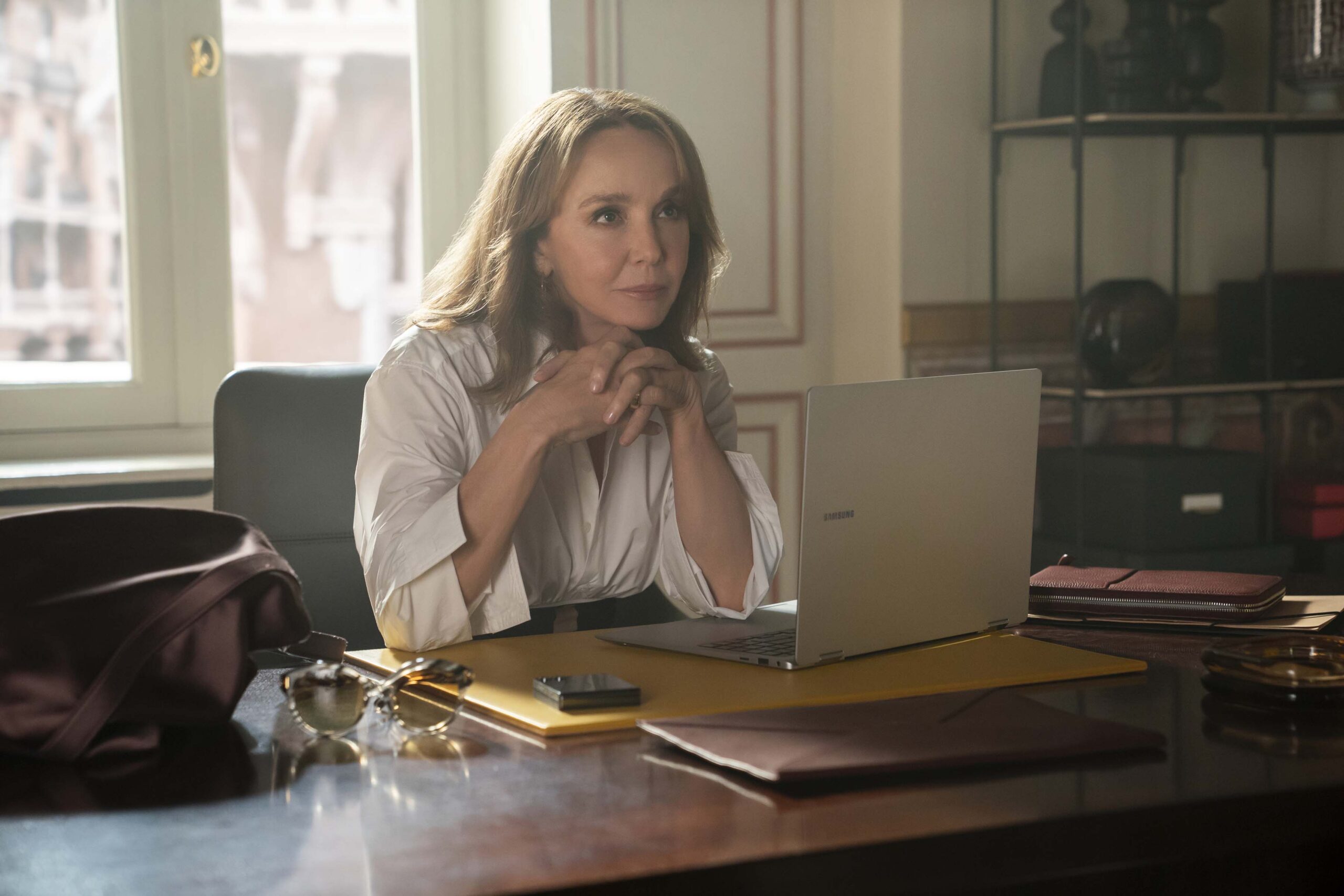 Philippine Leroy-Beaulieu dans la saison 5 de la série Emily in Paris (2025) © Caroline Dubois/Netflix © 2025.