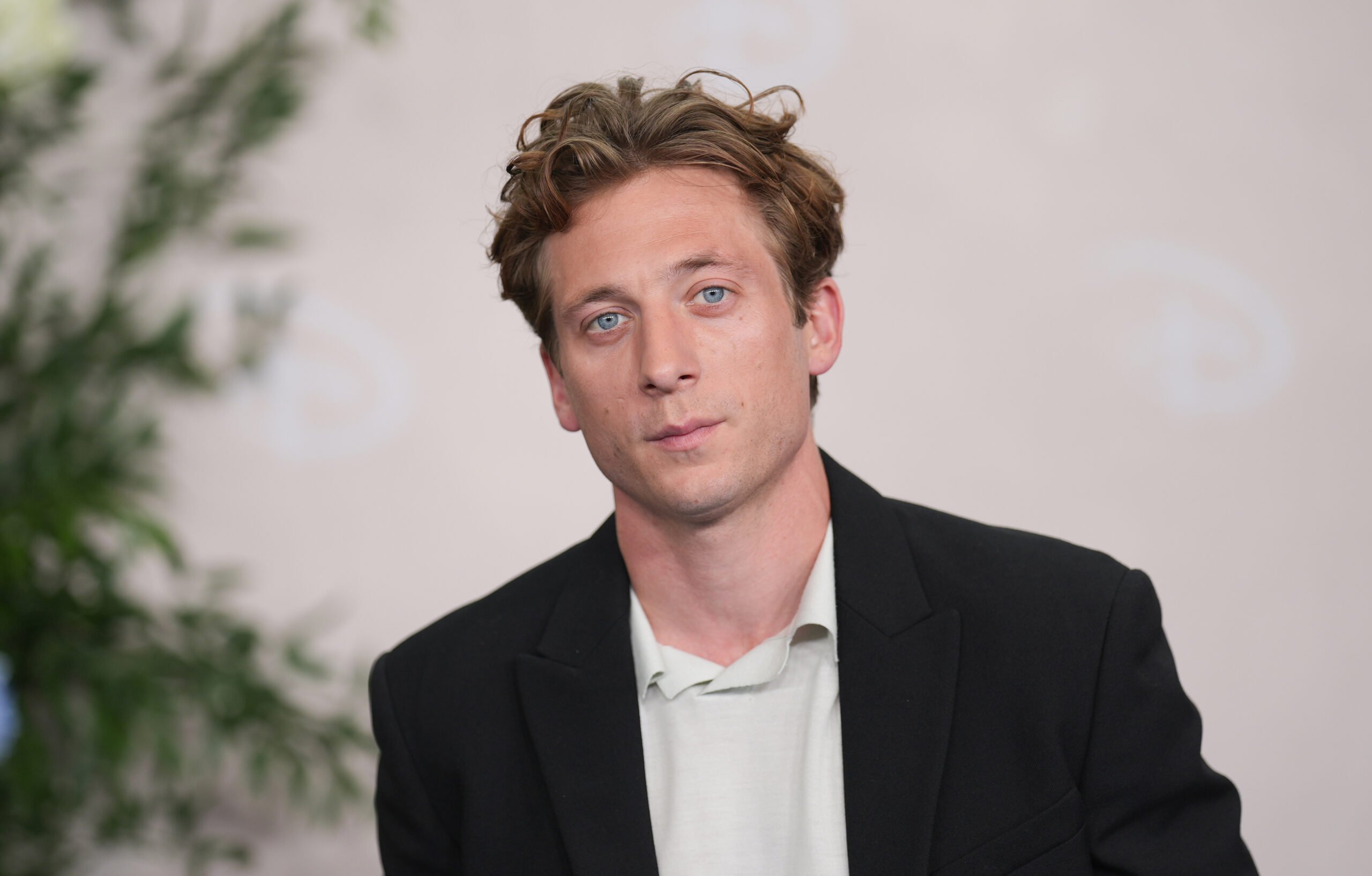 Photo de l'acteur Jeremy Allen White, star de The Bear, sur le photocall de l'évènement Disney Upfront.