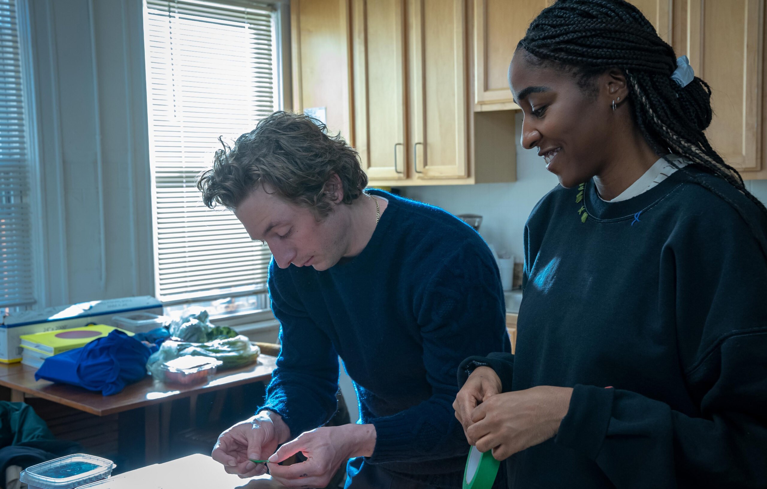 Photo de Jeremy Allen White et Ayo Edebiri dans la saison 2 de la série The Bear (2023).