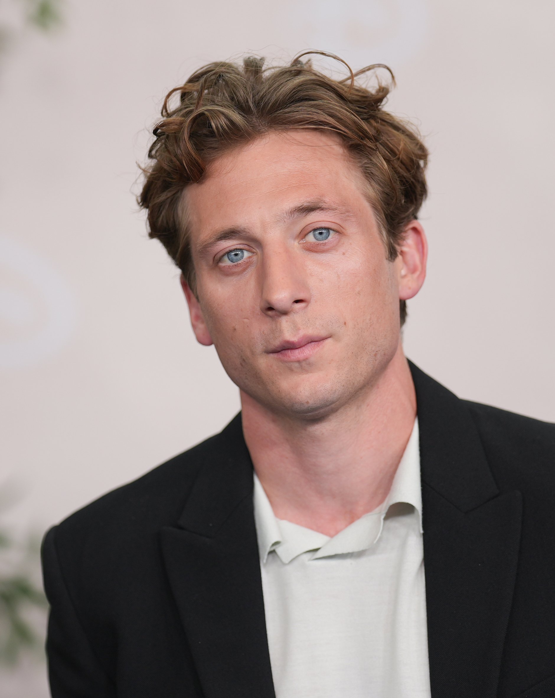 Photo de l'acteur Jeremy Allen White, star de The Bear, sur le photocall de l'évènement Disney Upfront.
