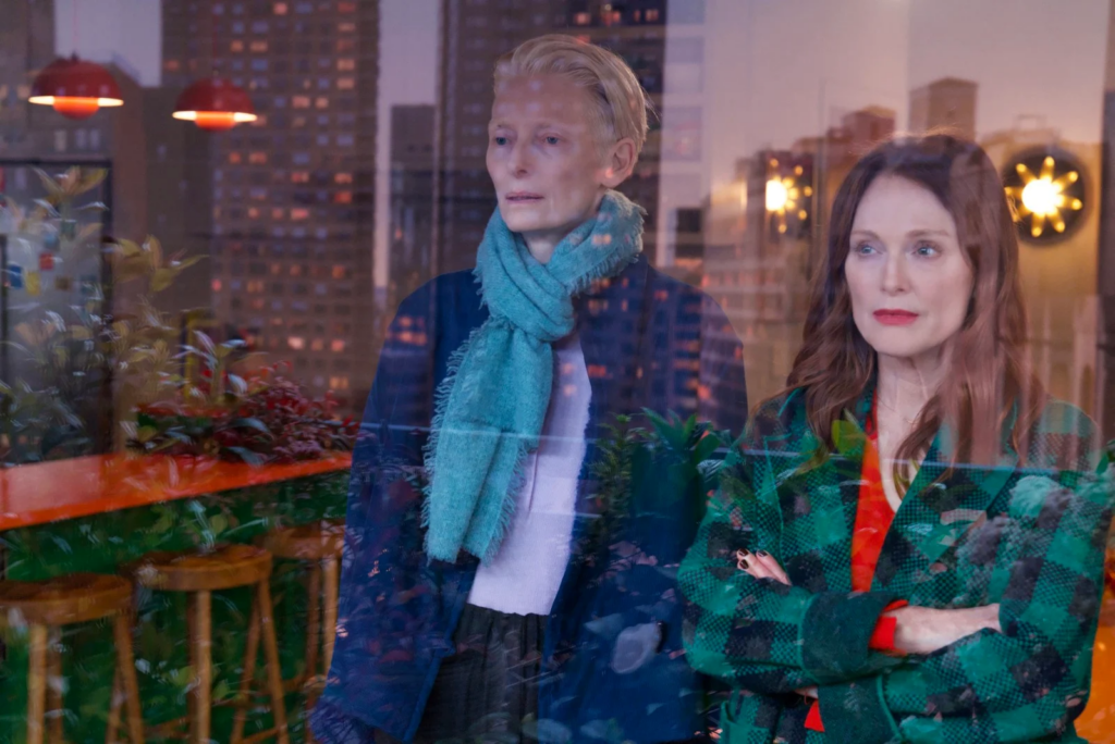 Tilda Swinton et Julianne Moore dans La Chambre d'à côté (2025) de Pedro Almodóvar. 