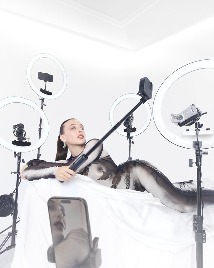 La campagne de la collection Jean Paul Gaultier automne-hiver 2024 avec Emma Chamberlain.