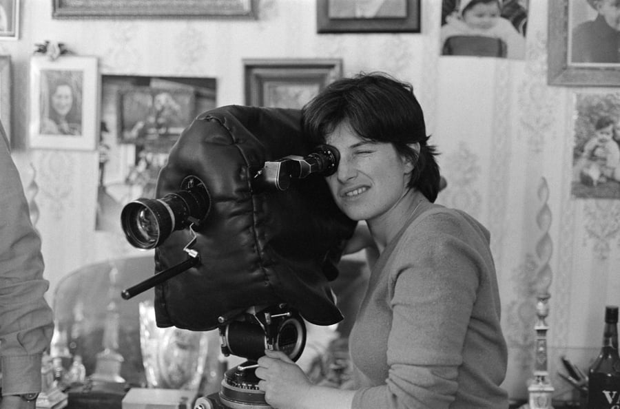 Chantal Akerman on the set of the documentary Dis-moi (1980) © AFP – Photo: Laszlo Ruszka / INA © Adagp, Paris, 2024.