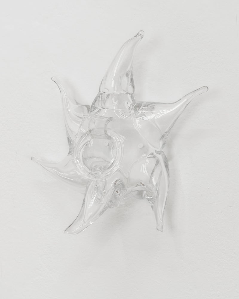 Tarek Lakhrissi, UNSEEN SUN (2023). Verre souflfé, 32 x 26 x 12 cm. Courtesy of the artist and Galerie Allen, Paris. Photo : Flavio Pescatori.