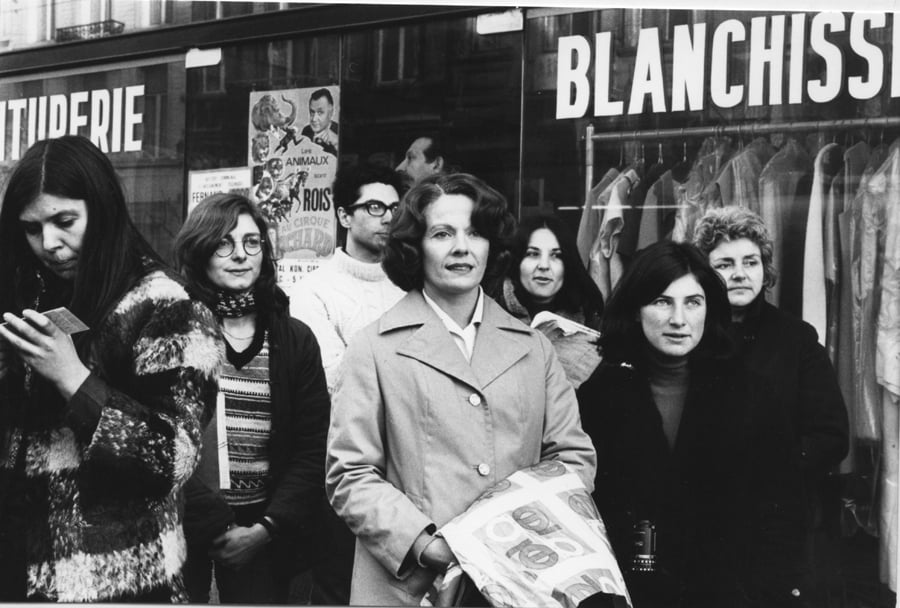 Photographie de tournage de Jeanne Dielman, 23, quai du Commerce, 1080 Bruxelles (1975) Collections CINEMATEK © Fondation Chantal Akerman / Photo : Boris Lehman © Adagp, Paris, 2024.