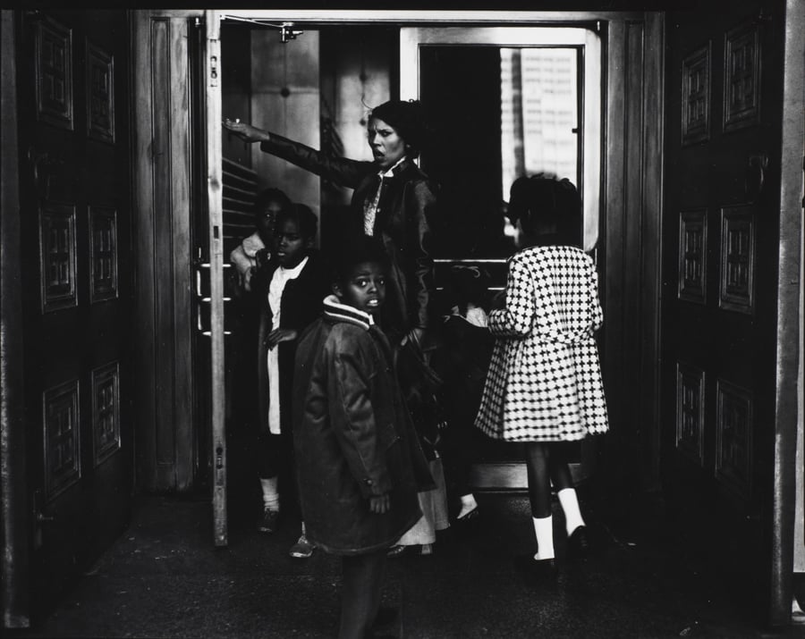 Barbara Crane, "People of the North Portal (Doors)" (1970-1971). Épreuve gélatino argentique, 40 x 30 cm. Collection Musée national d’art moderne - Centre de création industrielle, Centre Pompidou, Paris © Barbara B. Crane Trust © Centre Pompidou, Joseph Bandere.