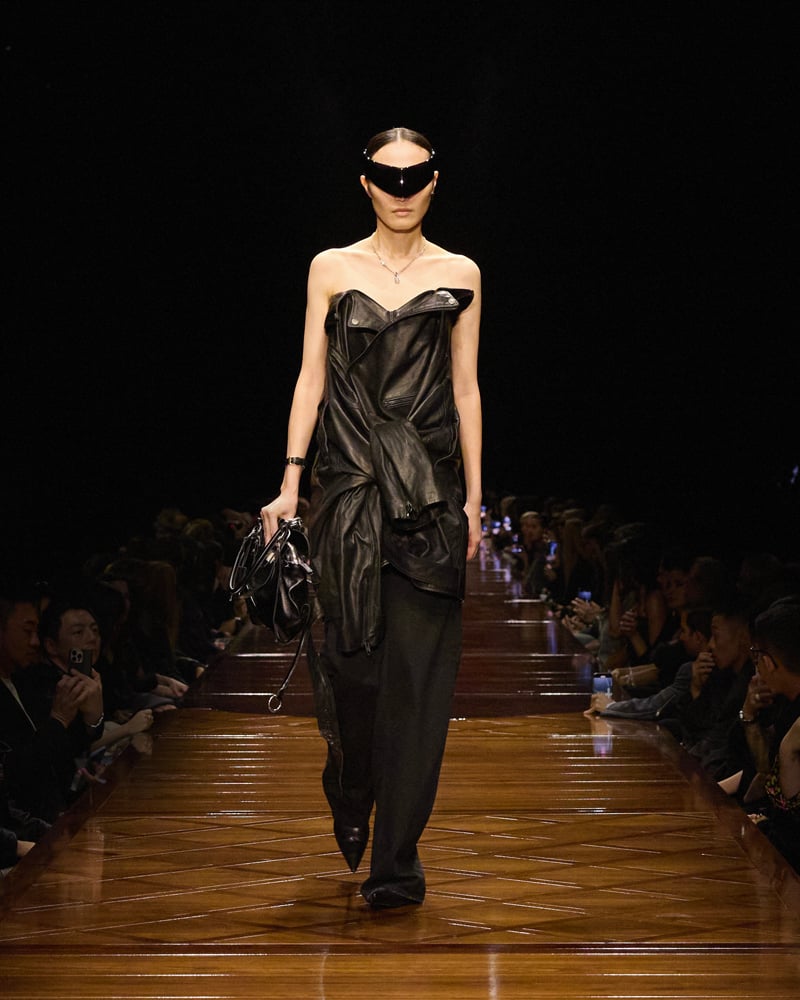 Le defile Balenciaga printemps ete 2025