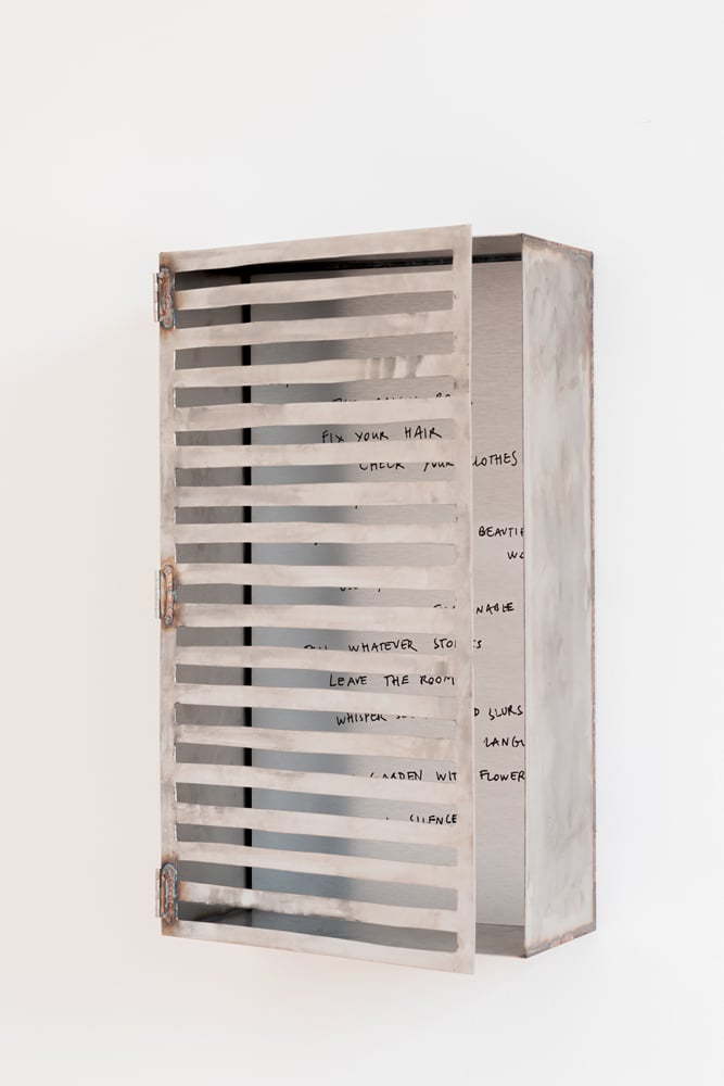 Tarek Lakhrissi, GTFOH (2023). Acier inoxydable et plaque d’aluminium, 70 x 40 x 20 cm. Courtesy of the artist and Galerie Allen, Paris. Photo : Flavio Pescatori.