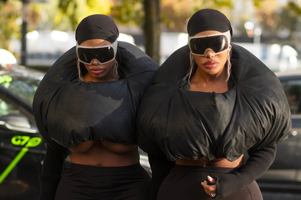 Shannon et Shannade Clermont au défilé Rick Owens printemps-été 2025 © Nathan Merchadier.