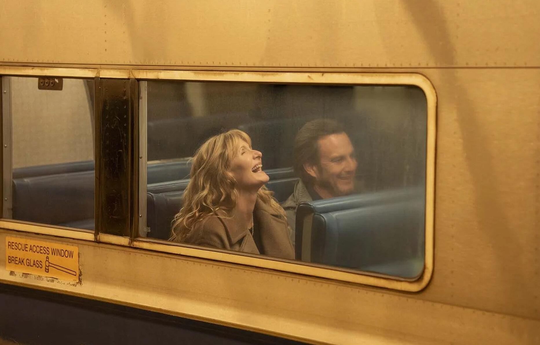 Laura Dern et Will Arnet dans le film Is This Thing On ? (2026). © Searchlight Pictures All Rights Reserved.
