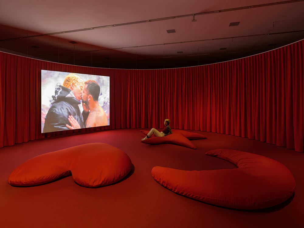 Tarek Lakhrissi, Cœur brillant (or Bright Heart) (2022). Vidéo HD, couleurs et son, 14 min. Vue de l’exposition Bliss (2024), Migros Museum für Gegenwartskunst, Zurich, Suisse. Courtesy of the artist, Théo Démans and Galerie Allen, Paris. Production : Wiels, Bruxelles, Belgique. Photo : Rembert De Prez.