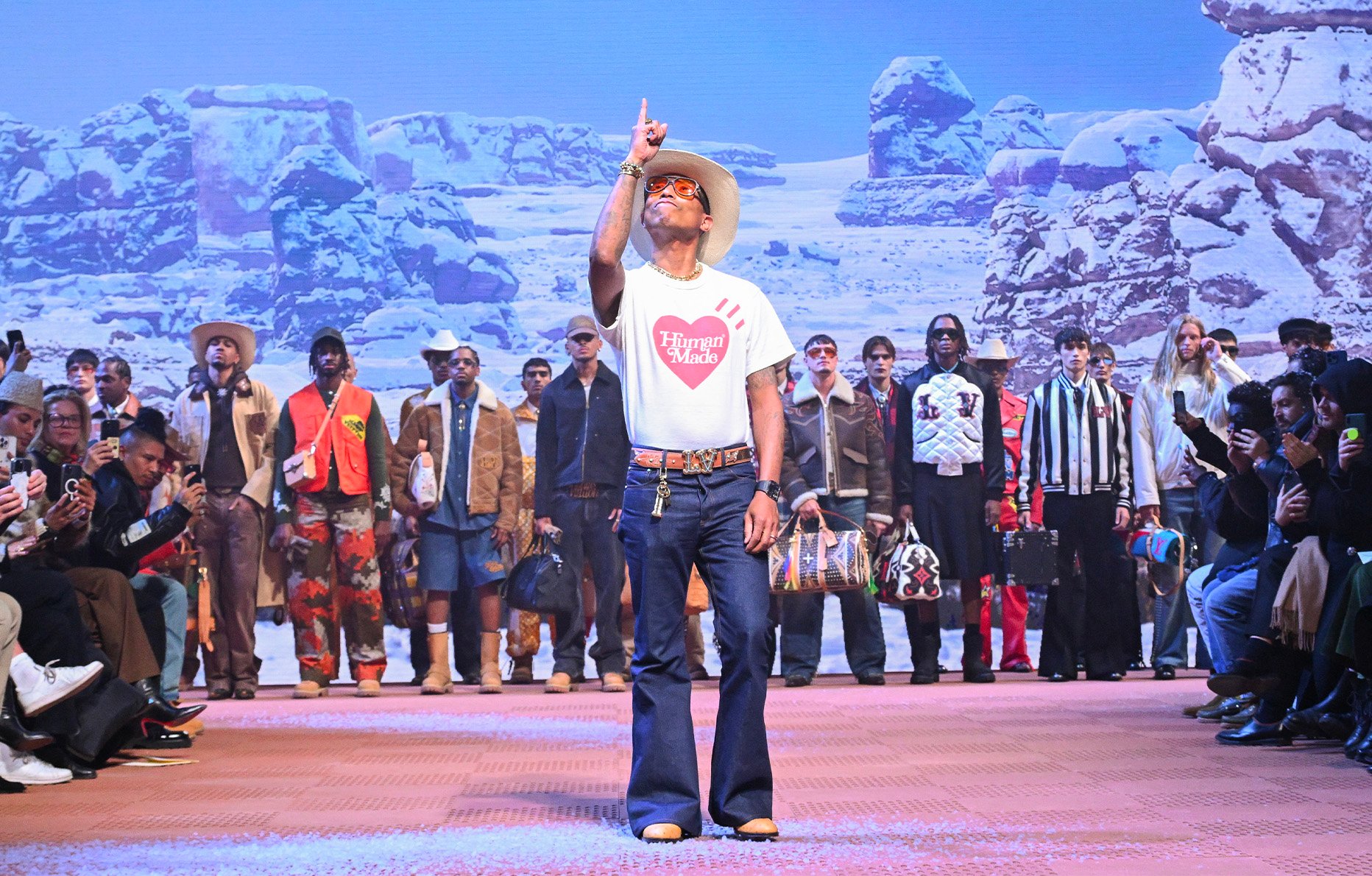 Pharrell Williams au défilé Louis Vuitton homme automne-hiver 2024-2025 à Paris, France © Stephane Cardinale - Corbis/Corbis via Getty Images.