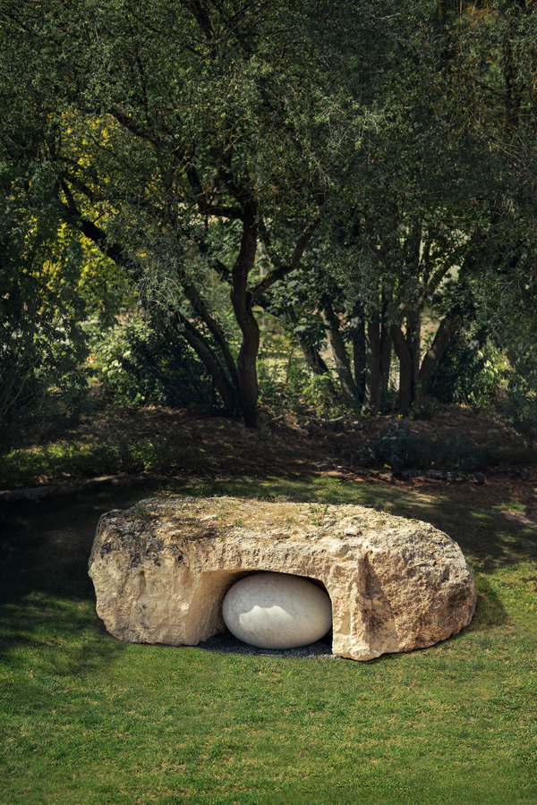 Nils-Udo, La Pierre (2024), roche calcaire, marbre et éléments végétaux © Mathieu Bonnevie.