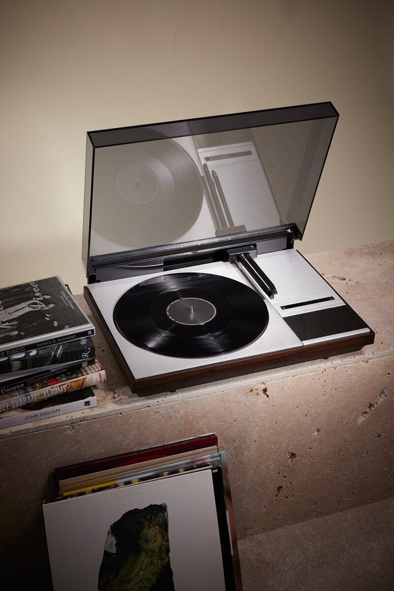 Les platines Saint Laurent x Bang & Olufsen.