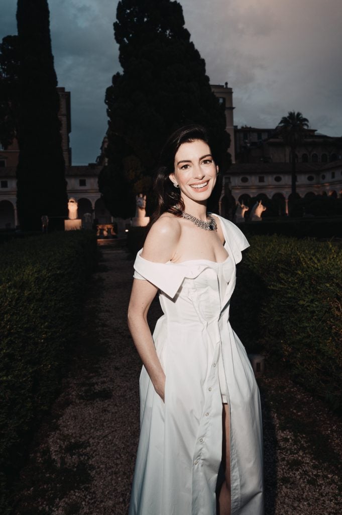 Anne Hathaway à l’évènement Bulgari haute joaillerie tenu au Terme Di Diocleziano, le 20 mai 2024 à Rome (Italie) © Lucas Possiede/WWD via Getty Images