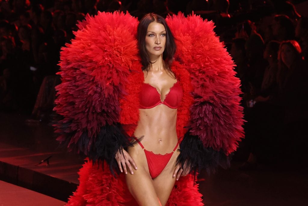 Bella Hadid au défilé au Victoria's Secret Fashion Show à Duggal Greenhouse, New York, le 15 octobre 2024. Photo par Taylor Hill/WireImage.