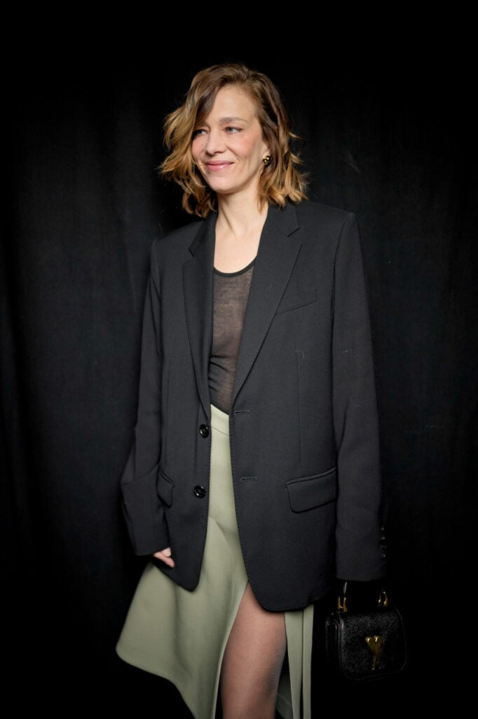 L'actrice Céline Sallette au défilé homme Ami automne 2024, le 18 janvier 2024, à Paris. Photo par Swan Gallet/WWD via Getty Images.