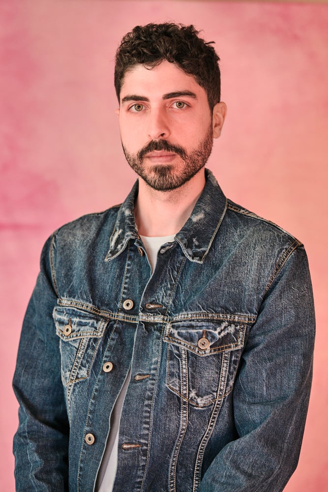 Portrait de Dolev Elron, lauréat du Grand Prix du Jury Première Vision au 39e Festival de Hyères (2024). © Luc Bertrand.