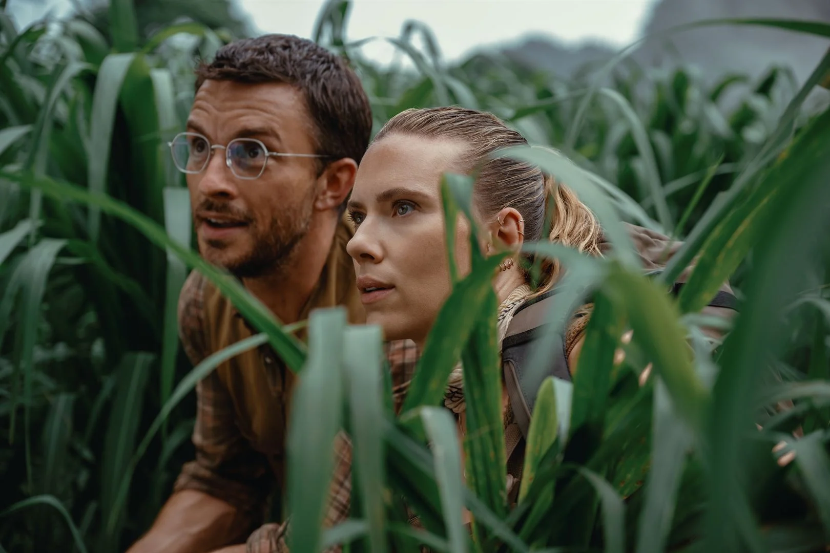 Jonathan Bailey et Scarlett Johansson dans Jurassic World : Renaissance (2025) de Gareth Edwards.