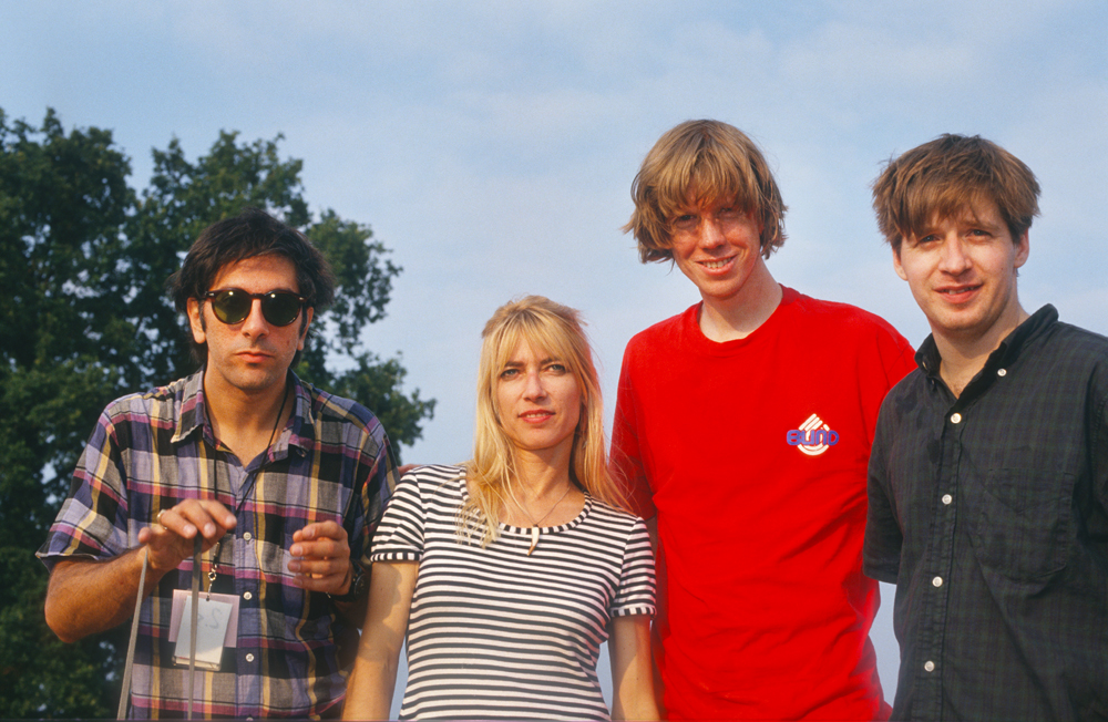 Kim Gordon, Thurston Moore, Kim Gordon, Lee Ranaldo, Steve Shelley de Sonic Youth à Pukkelpop Festival, Hasselt, Belgiue, le 25 août 1991. Photo by Gie Knaeps/Getty Images.