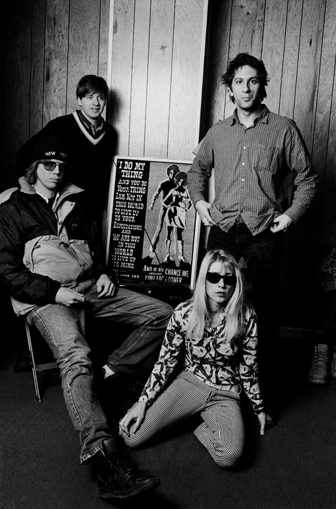 Kim Gordon backstage au Rosemont Horizon, Rosemont, Illinois, le 3 février 1991. Photo par Paul Natkin/Getty Images.