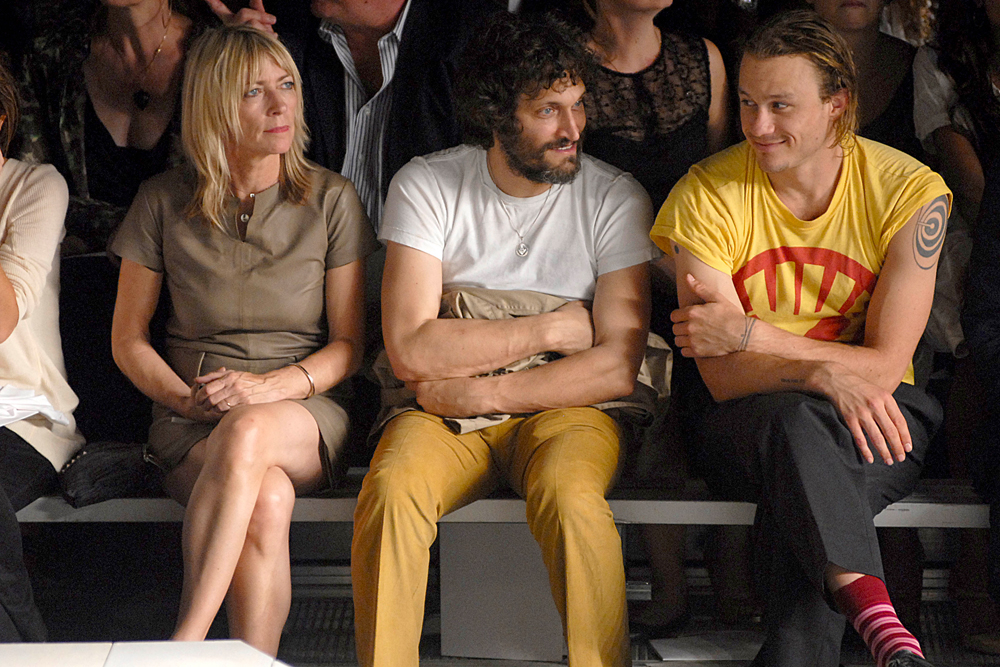 Kim Gordon, Vincent Gallo et Heath Ledger au défilé Marc Jacobs printemps 2008 à New York, le 1à septembre 2007. Photo par CLINT SPAULDING/Patrick McMullan via Getty Images.