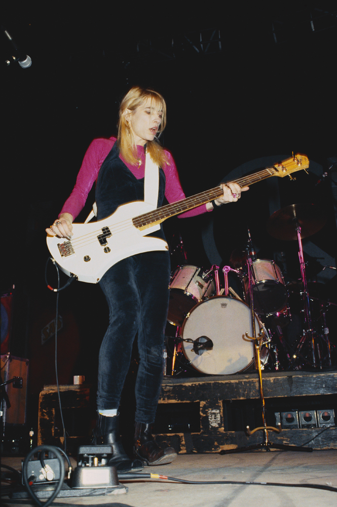 Kim Gordon en 1992 pendant un concert de Sonic Youth. Photo par Gary Malerba/CORBIS/Corbis via Getty Images.