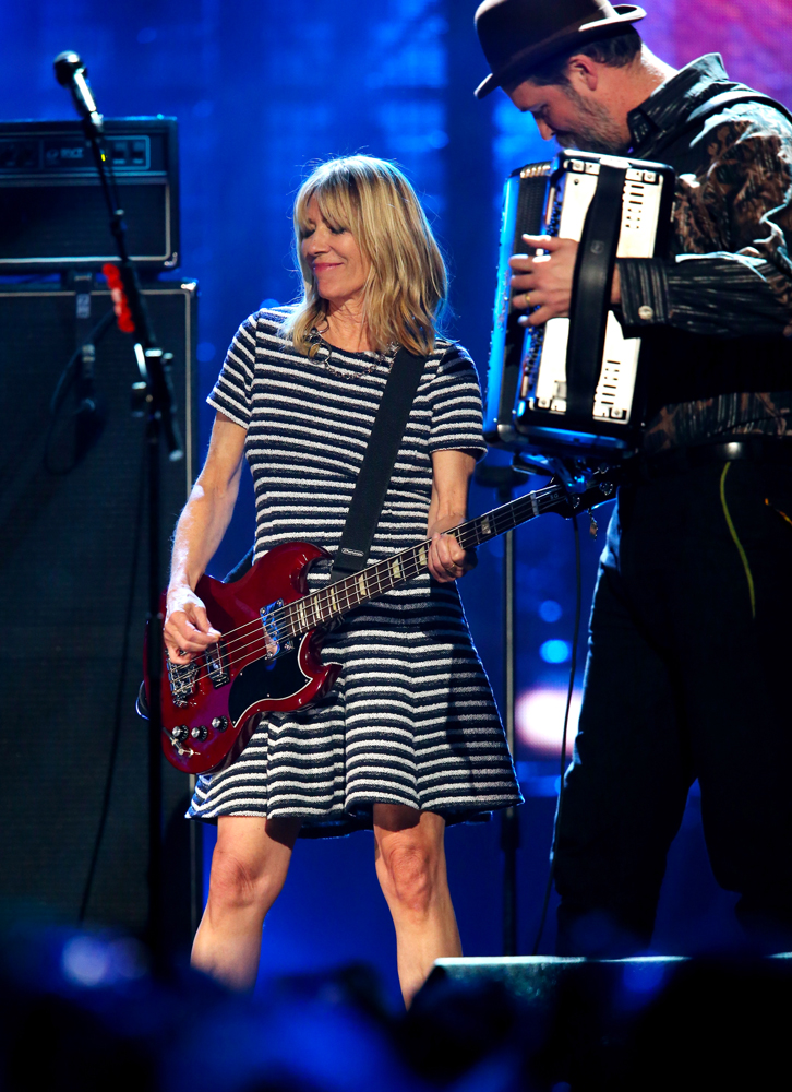 Kim Gordon et Krist Novoselic au Rock And Roll Hall Of Fame au Barclays Center of Brooklyn, le 10 avril 2014 à New York. Photo par Kevin Kane/WireImage for Rock and Roll Hall of Fame via Getty Images.