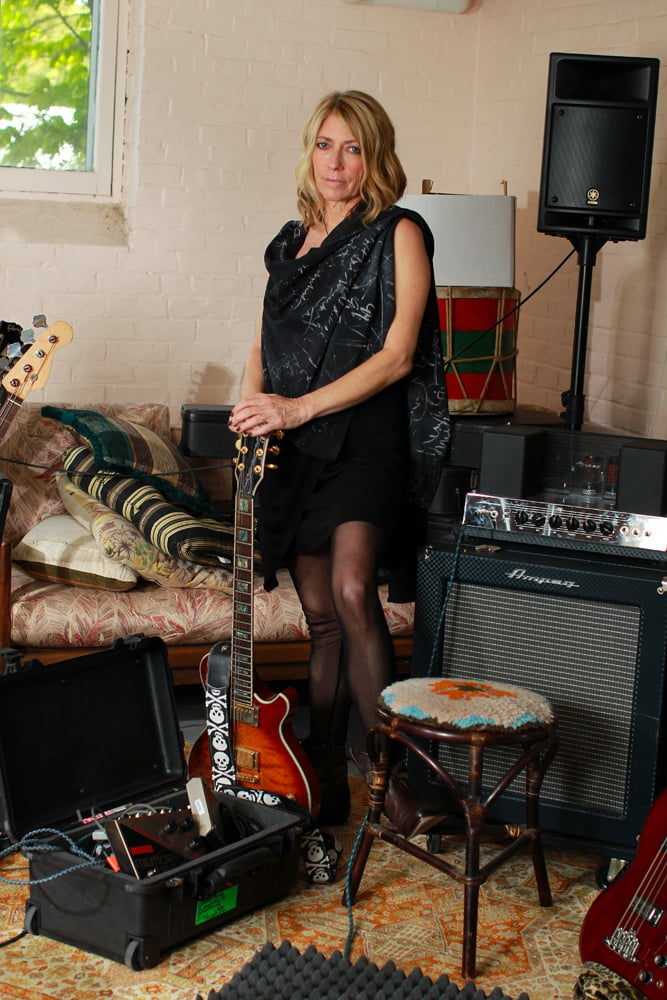 Kim Gordon en 2010. Photo par Robert Mitra/WWD/Penske Media via Getty Images.