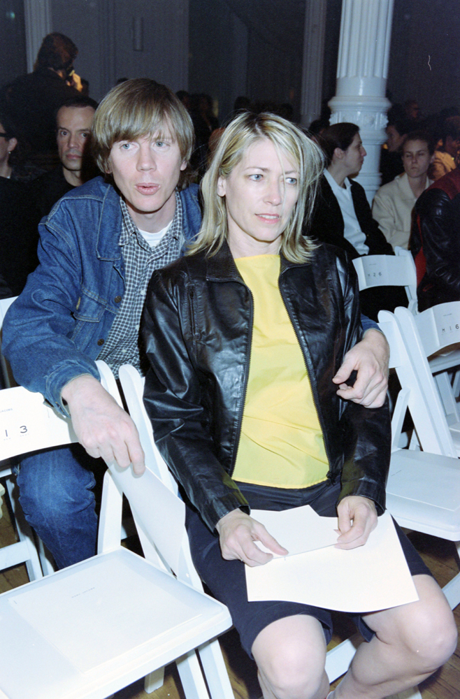 Kim Gordon et Thurston Moore au défilé Marc Jacobs Fall 1997, le 4 avril 1997 à New York. Photo par Steve Eichner/WWD/Penske Media via Getty Images.