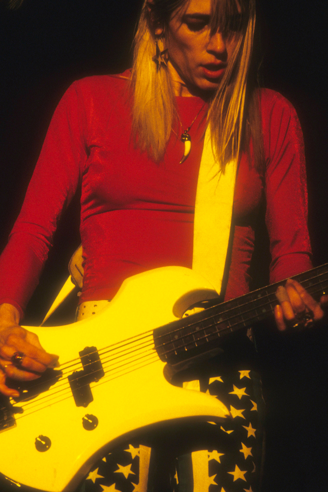 Kim Gordon au Nassau Veterans Memorial Coliseum, le 22 février 1991 à Uniondale, New York. Photo par Al Pereira/Michael Ochs Archives/Getty Images.