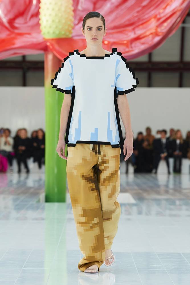 Le défilé Loewe printemps-été 2023.