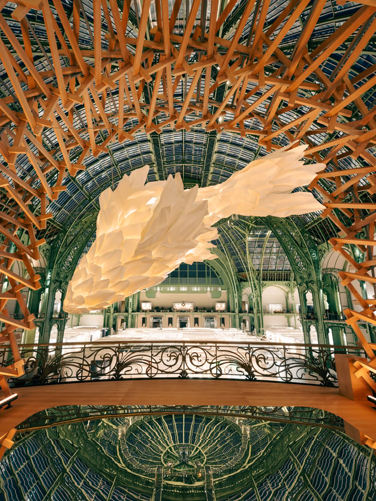 Le stand Louis Vuitton en collaboration avec Frank Gehry, sur le Balcon d'Honneur du Grand Palais à Art Basel.