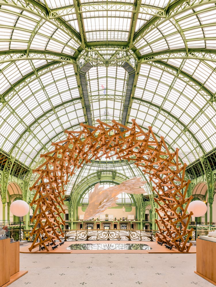 Le stand Louis Vuitton en collaboration avec Frank Gehry, sur le Balcon d'Honneur du Grand Palais à Art Basel.