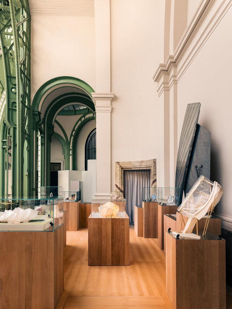 Le stand Louis Vuitton en collaboration avec Frank Gehry, sur le Balcon d'Honneur du Grand Palais à Art Basel.