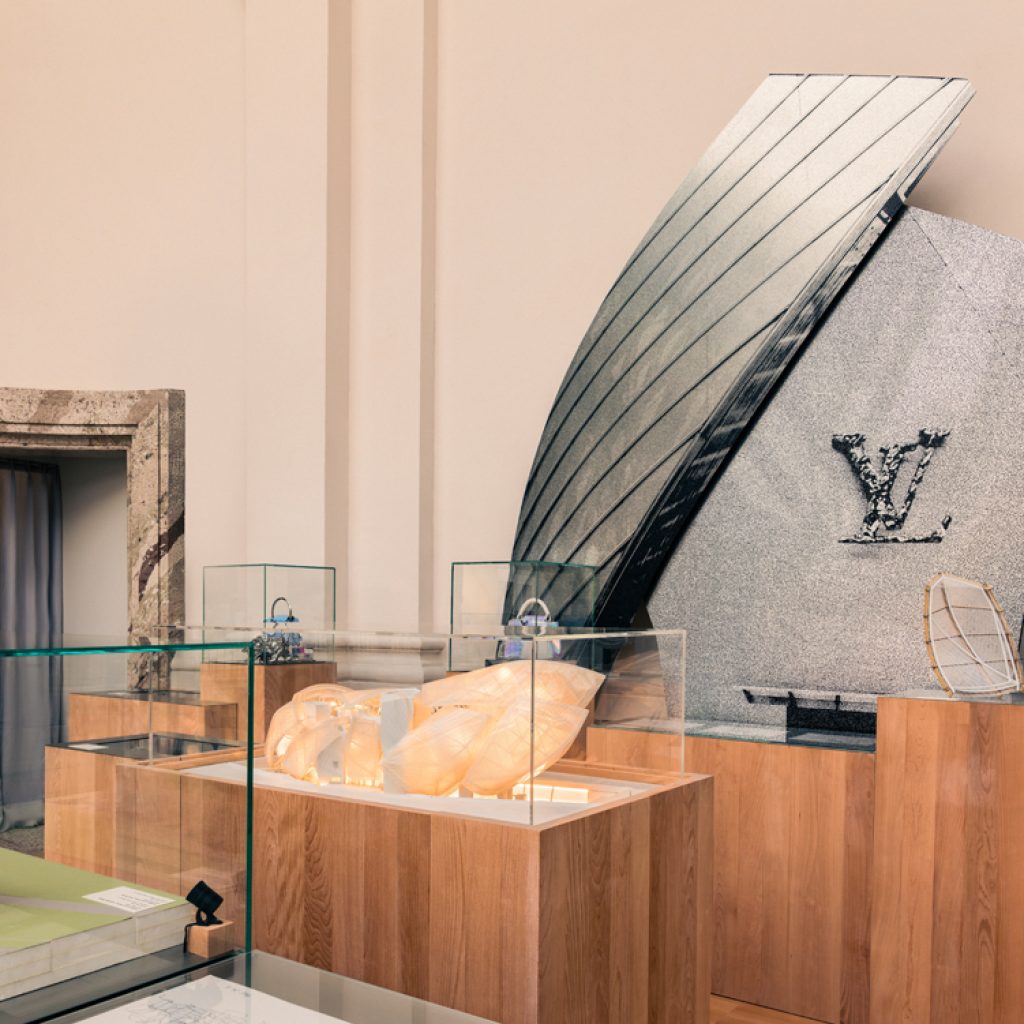 Le stand Louis Vuitton en collaboration avec Frank Gehry, sur le Balcon d'Honneur du Grand Palais à Art Basel.