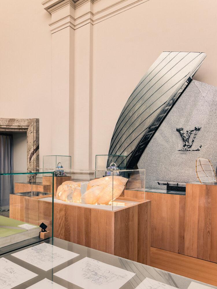 Le stand Louis Vuitton en collaboration avec Frank Gehry, sur le Balcon d'Honneur du Grand Palais à Art Basel.