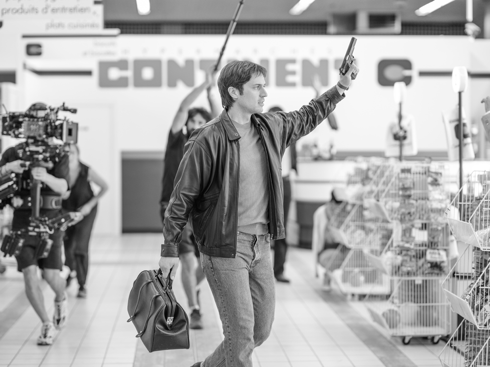 Lucas Bravo sur le tournage du film Libre par Julien Panié © Prime Video.