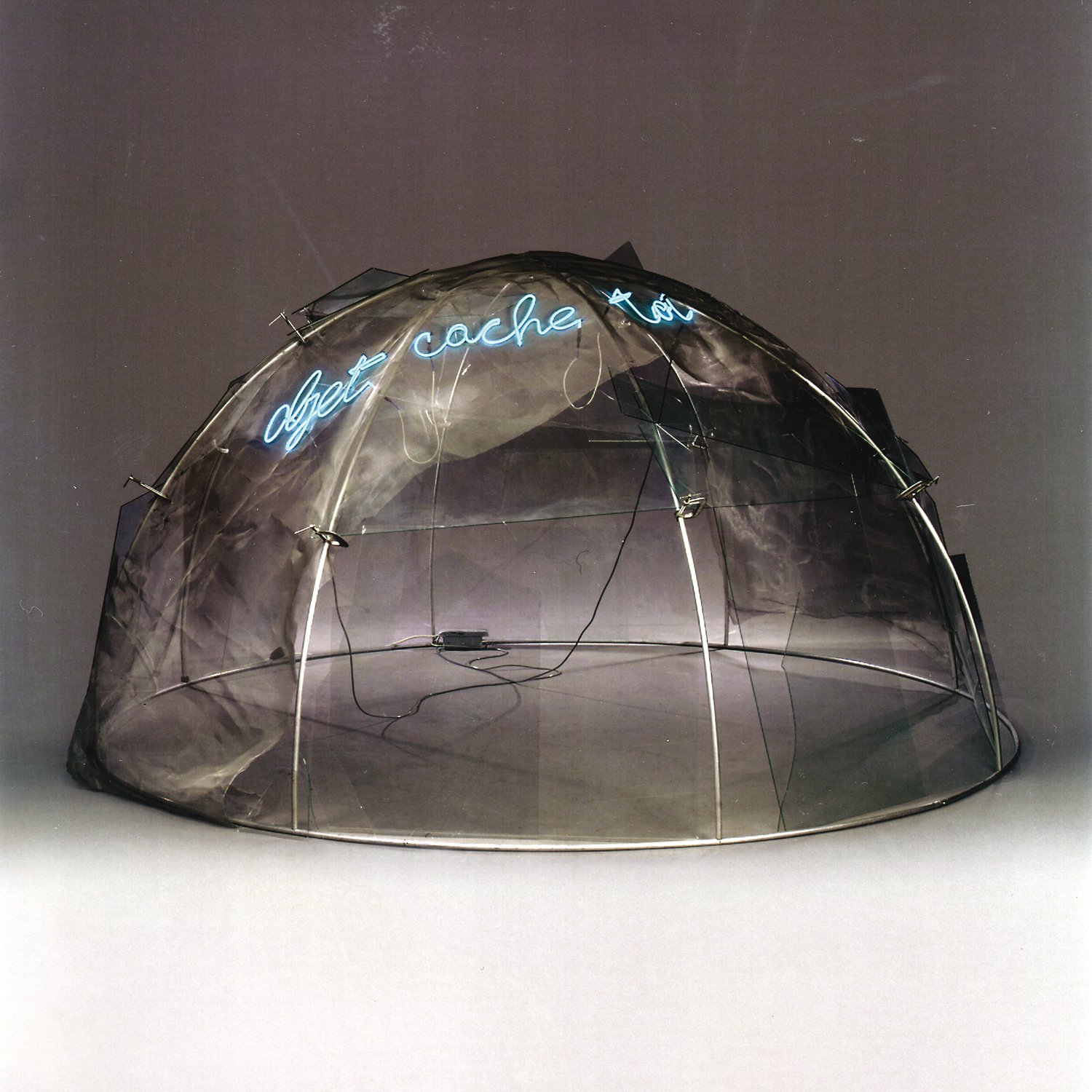 Mario Merz, Igloo objet cache-toi (1977), Aluminium, pince en C, grillage, verre, néon et transformateur, 185 × 365 cm. Pinault Collection. © Courtesy the artist.