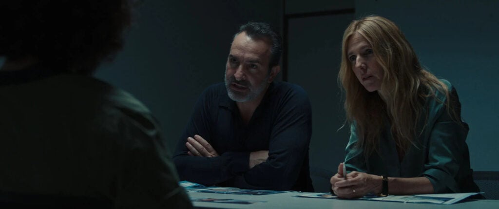 Jean Dujardin et Sandrine Kiberlain dans Novembre (2022) de Cédric Jimenez © 2021 RECIFILMS - CHI-FOU-MI PRODUCTIONS - STUDIOCANAL - FRANCE 2 CINEMA - UMEDIA novembre film