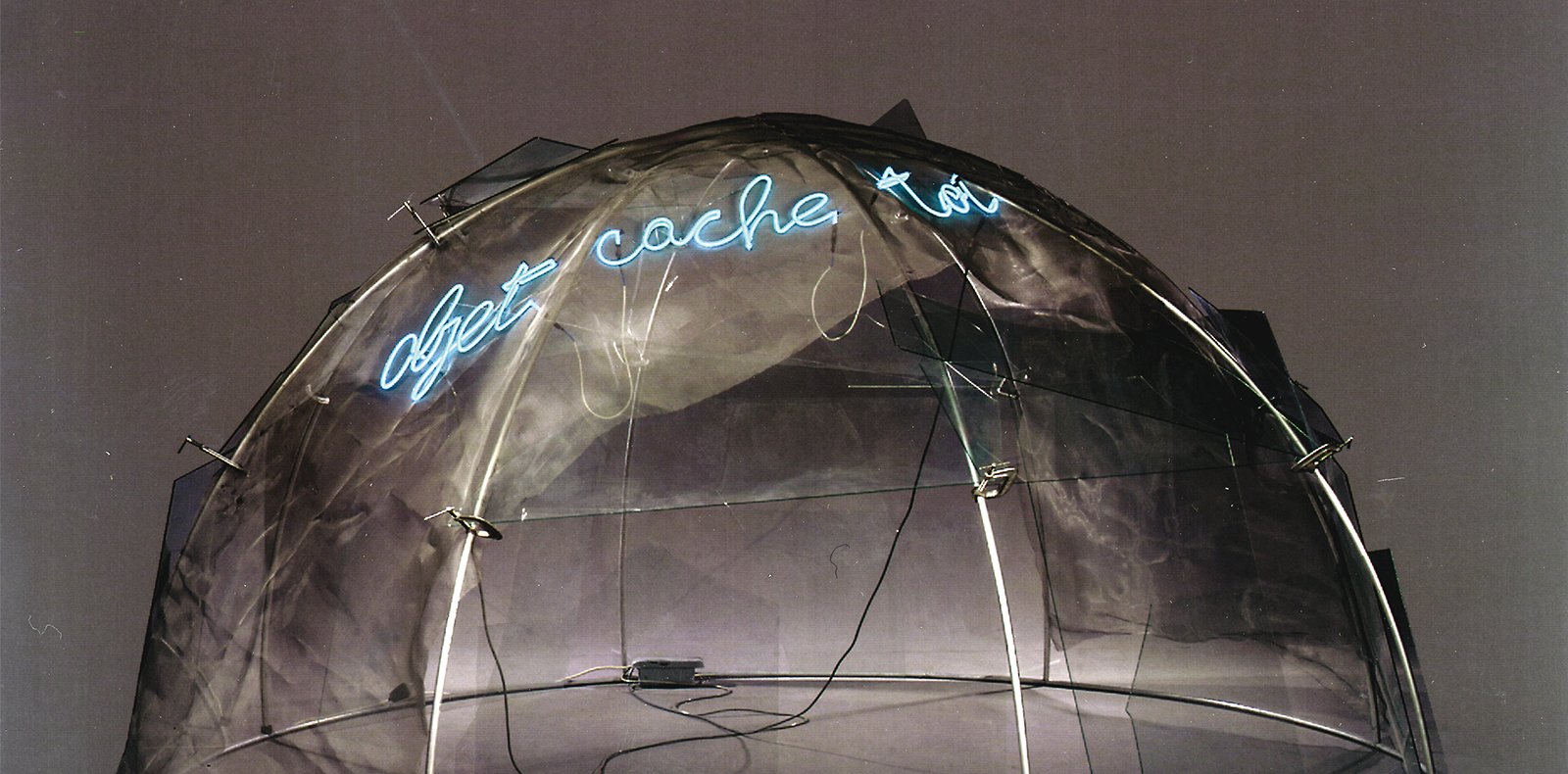 Mario Merz, Igloo objet cache-toi (1977), Aluminium, pince en C, grillage, verre, néon et transformateur, 185 × 365 cm. Pinault Collection. © Courtesy the artist.